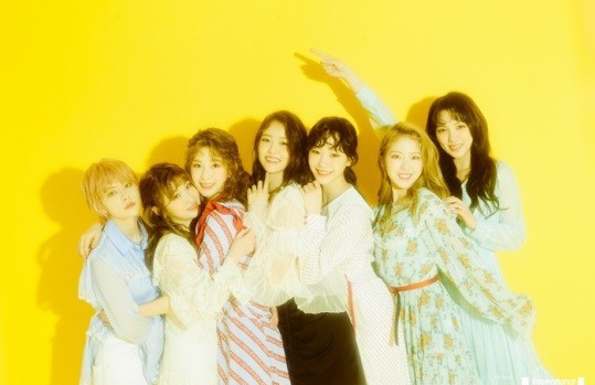 女团公园少女最新时尚写真展现清纯笑容