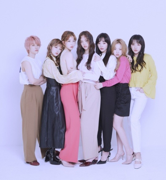 女团公园少女最新时尚写真展现清纯笑容