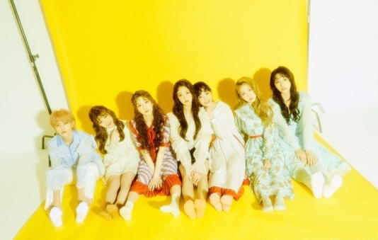 女团公园少女最新时尚写真展现清纯笑容