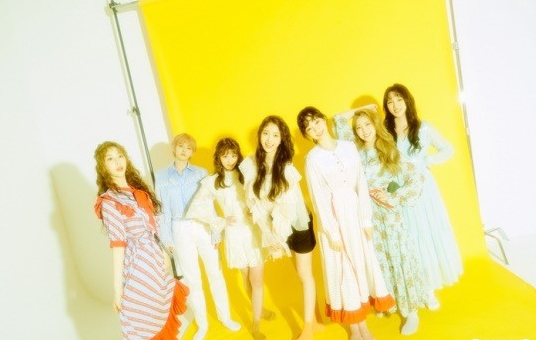 女团公园少女最新时尚写真展现清纯笑容