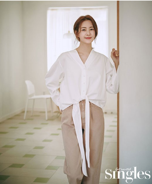 李枖原最新时装照浅色服装展现优雅迷人魅力