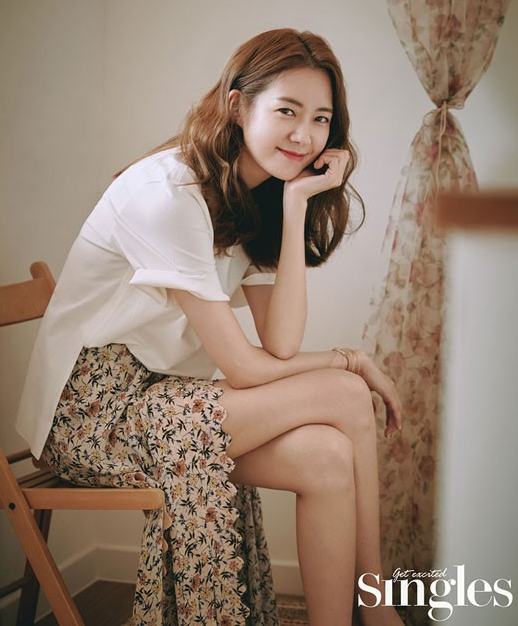 李枖原最新时装照浅色服装展现优雅迷人魅力
