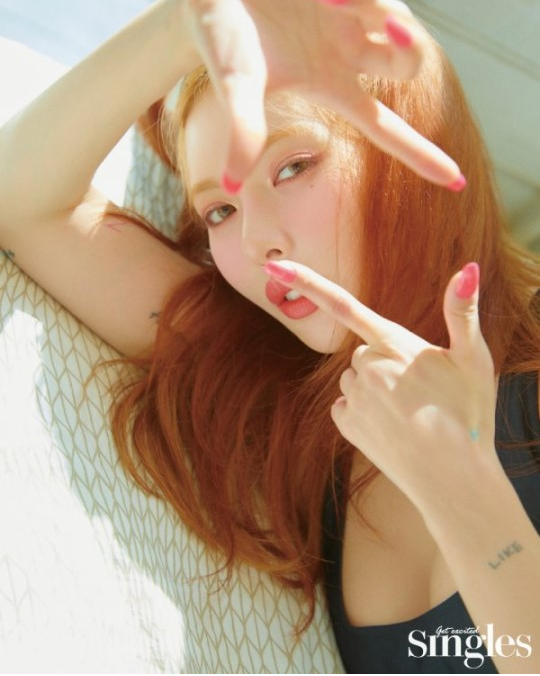 泫雅时装杂志写真秀性感招牌美腿