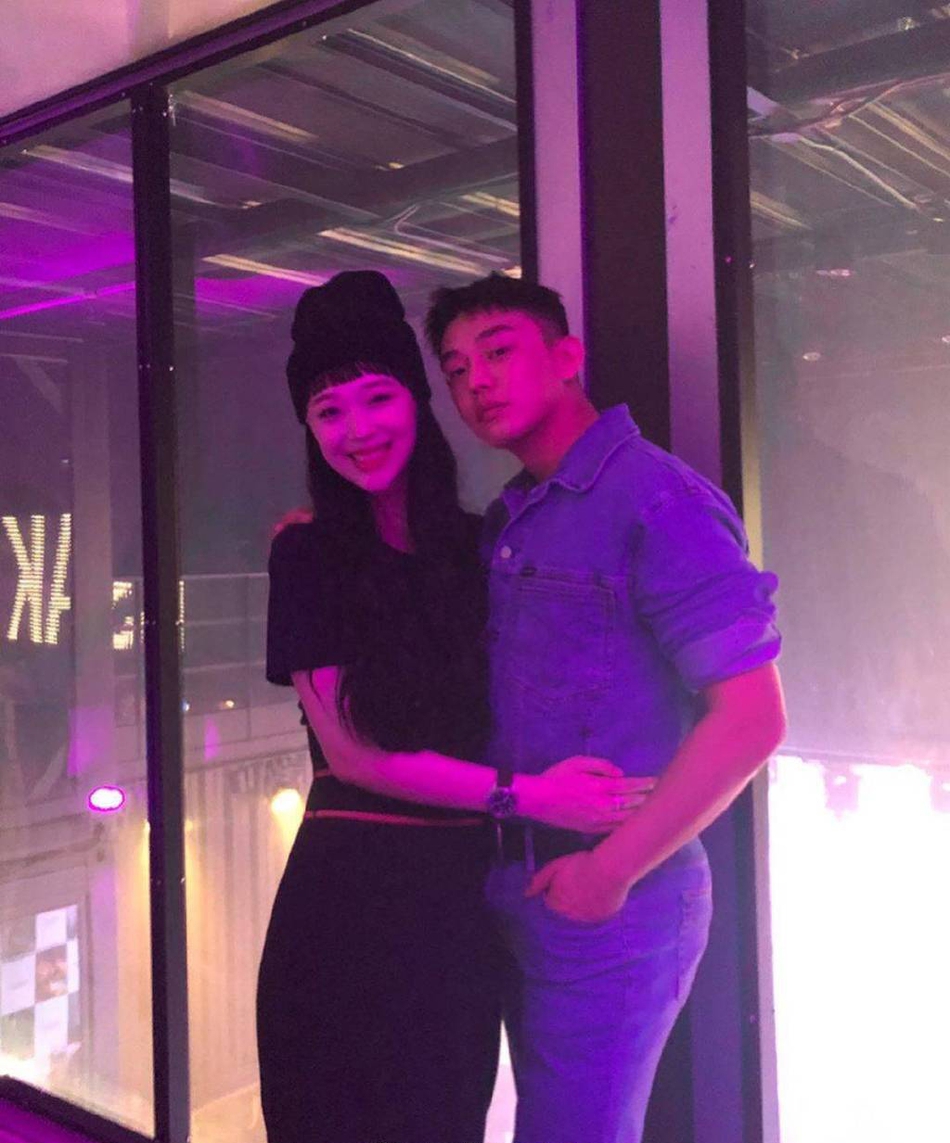 刘亚仁和崔雪莉出席活动亲密合影身材壮硕肚子凸起被指发福
