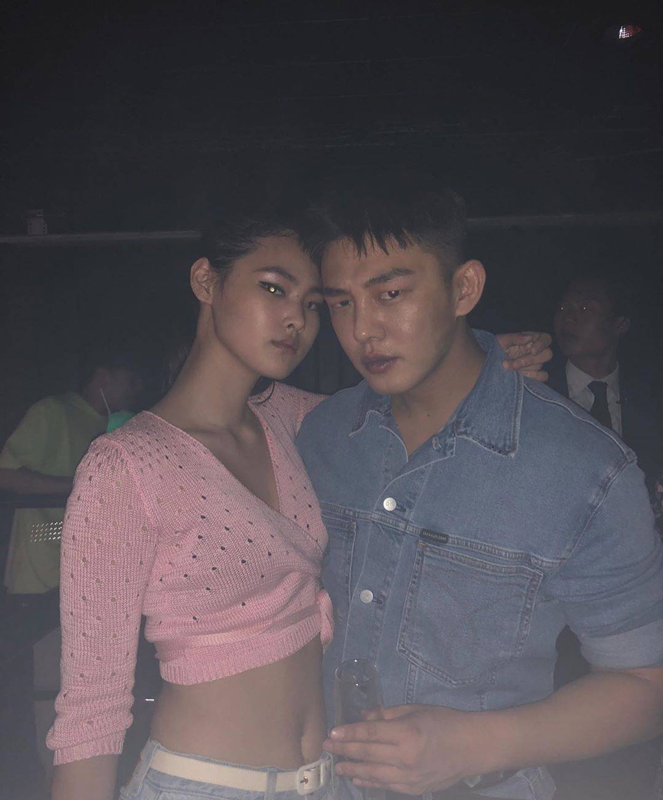刘亚仁和崔雪莉出席活动亲密合影身材壮硕肚子凸起被指发福