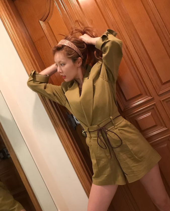 泫雅晒自拍身穿军绿色衣服露出纤细长腿