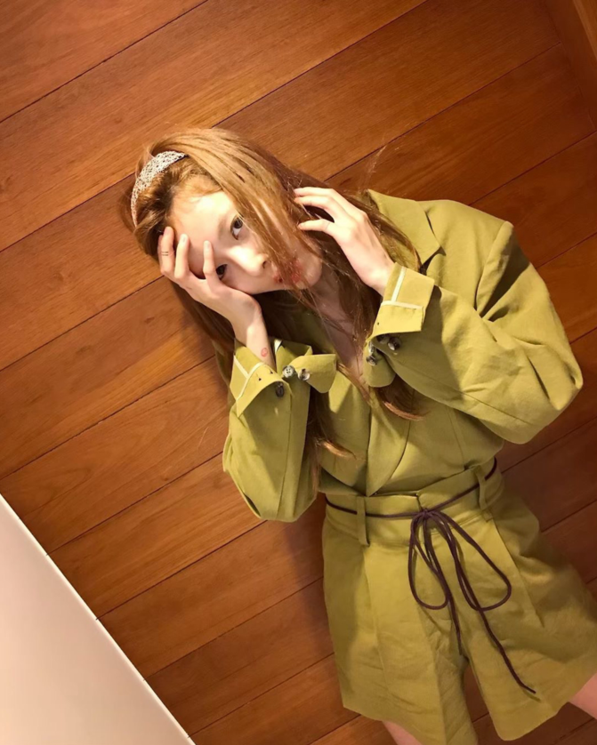 泫雅晒自拍身穿军绿色衣服露出纤细长腿