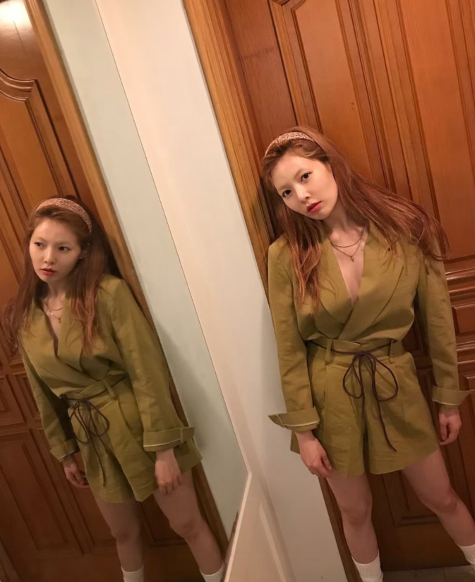 泫雅晒自拍身穿军绿色衣服露出纤细长腿