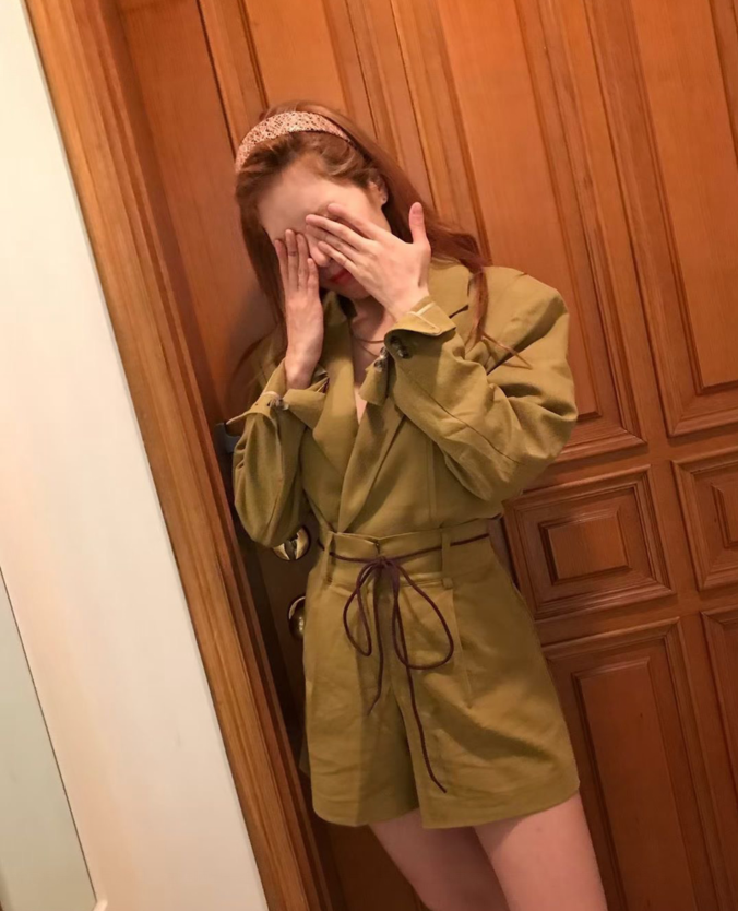 泫雅晒自拍身穿军绿色衣服露出纤细长腿