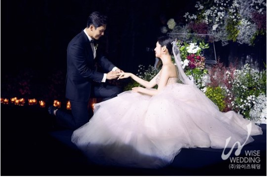 秋瓷炫 于晓光婚礼公开牵手热吻爱意浓浓