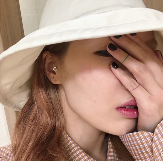 人气歌手泫雅30日晚庆典舞台中滑倒受伤