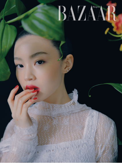 李遐怡最新画报公开搭配花朵道具演绎东洋情调