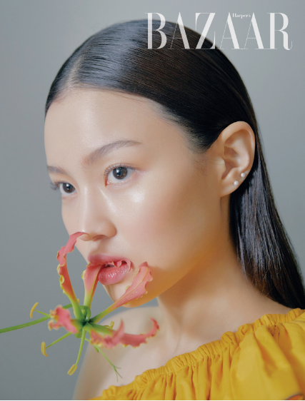李遐怡最新画报公开搭配花朵道具演绎东洋情调