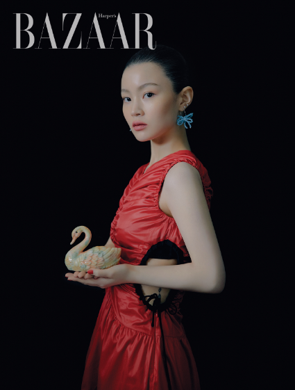 李遐怡最新画报公开搭配花朵道具演绎东洋情调