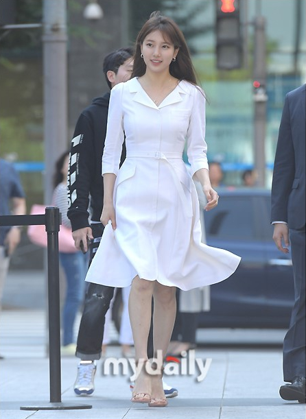 秀智首尔出席品牌活动一身白裙气质甜美动人