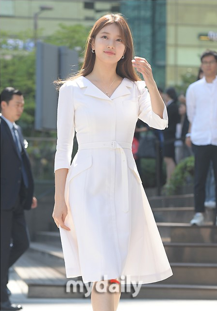 秀智首尔出席品牌活动一身白裙气质甜美动人
