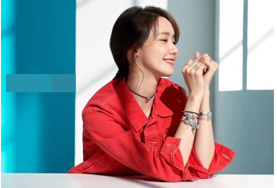 少女时代成员允儿最新品牌宣传照笑颜动人红唇妩媚