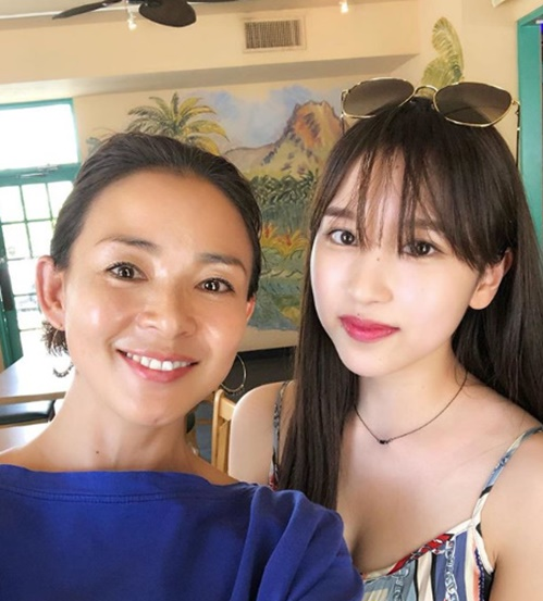 秋小爱的妈妈模特矢野志保近日公开了与TWICE成员MINA的合照