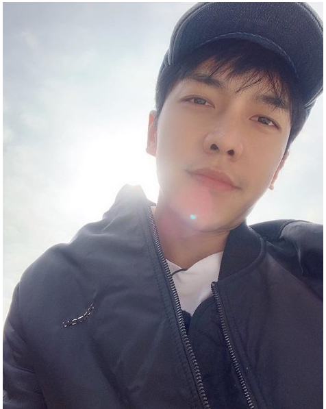 李昇基迎来出道15周年通过SNS表达了感谢之情