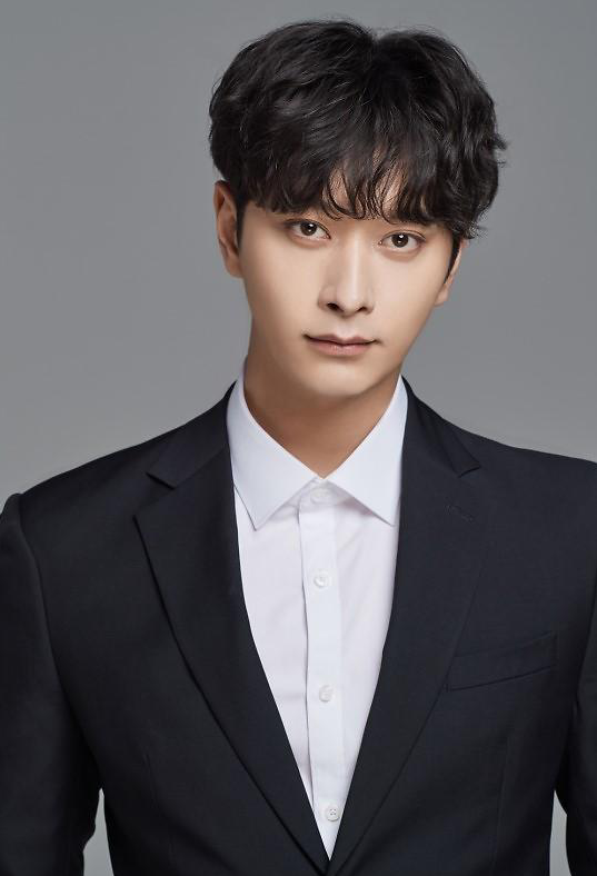 2PM成员黄灿盛11日低调入伍