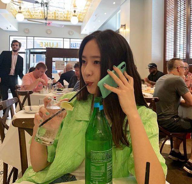Krystal通过个人SNS公开了独特照片一身绿色展现清凉魅力 