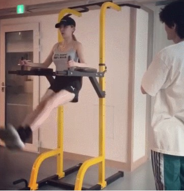 泫雅 运动短裤衬美腿修长晒健身画面悬空高抬腿