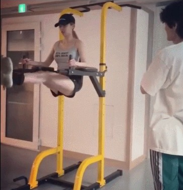 泫雅 运动短裤衬美腿修长晒健身画面悬空高抬腿