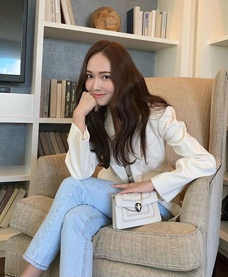 郑秀妍仰头娇媚甜笑心情好清新格子装秀纤细美腿
