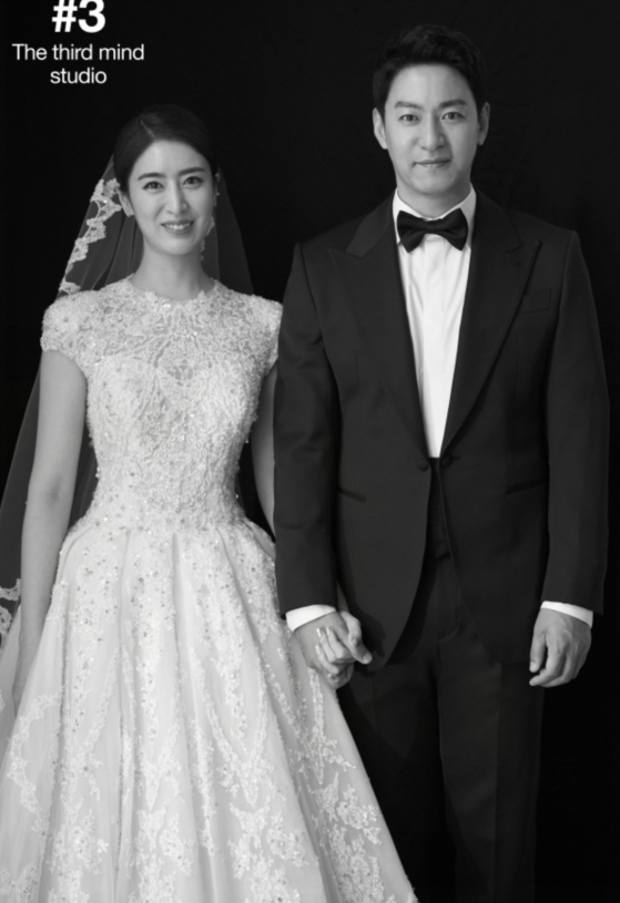 朱镇模与新娘闵惠妍婚纱照公开海边甜蜜亲吻爱妻