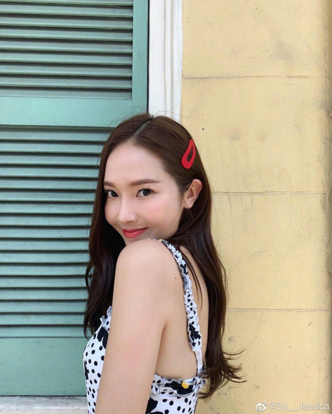 郑秀妍晒美照秀曼妙身姿凸显淑女气质