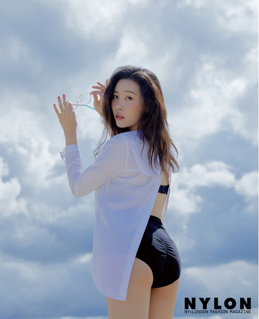宣美最新时装杂志写真沙滩秀美臀