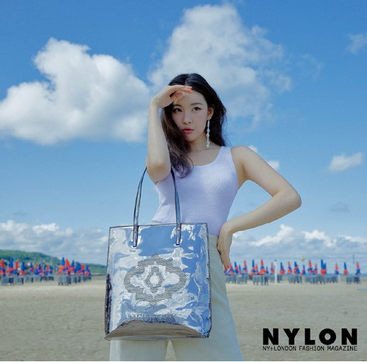 宣美最新时装杂志写真沙滩秀美臀