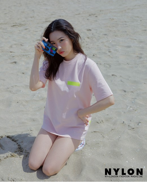 宣美最新时装杂志写真沙滩秀美臀