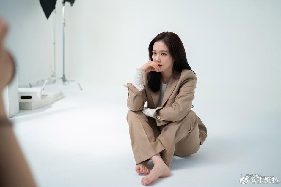 38岁张娜拉晒轻熟风写真身穿西装一改往日甜美风格