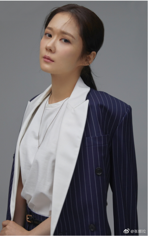 38岁张娜拉晒轻熟风写真身穿西装一改往日甜美风格