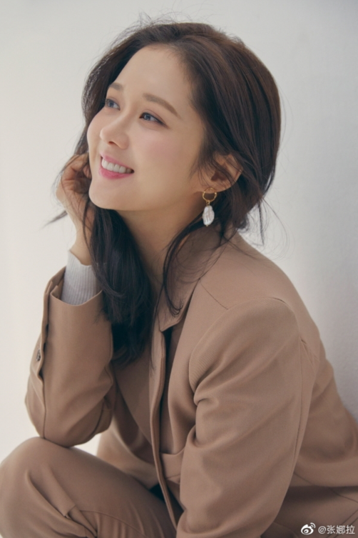 38岁张娜拉晒轻熟风写真身穿西装一改往日甜美风格