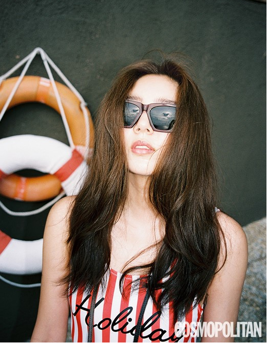 孙谭菲最新夏装写真穿泳装度假身材凹凸有致