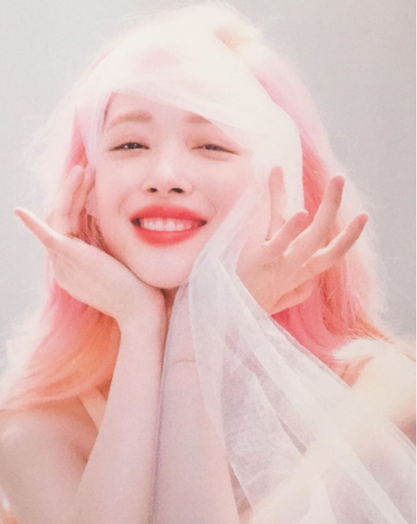 雪莉最新写真白纱装饰搭配粉色蜜桃造型显肌肤白嫩