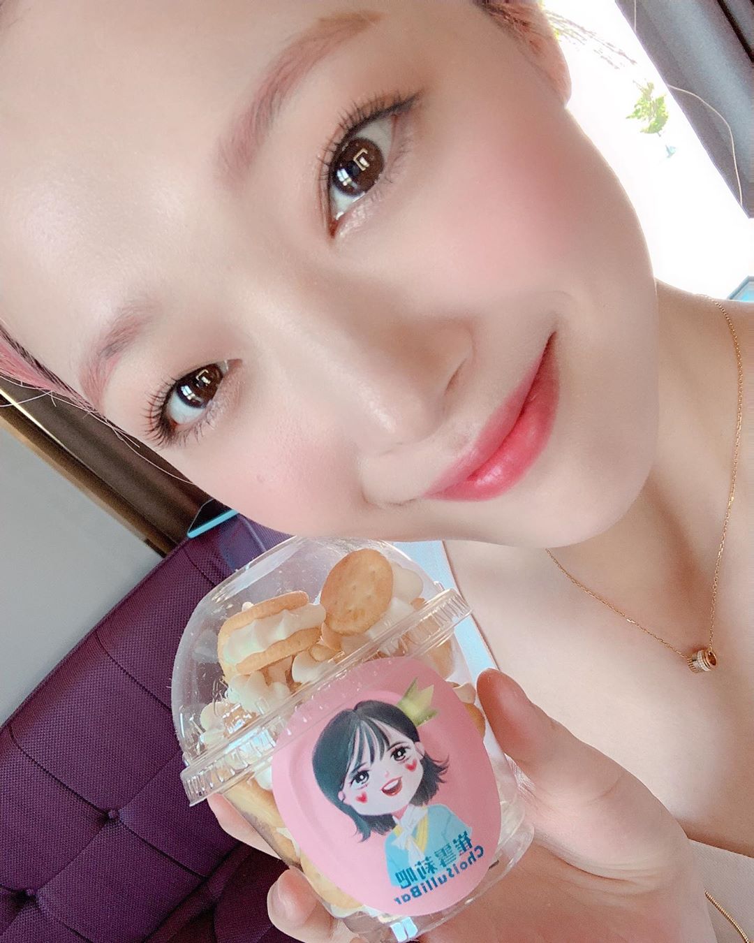人气歌手兼演员雪莉通过SNS公开了中国粉丝礼物认证照华丽美貌吸引视线 