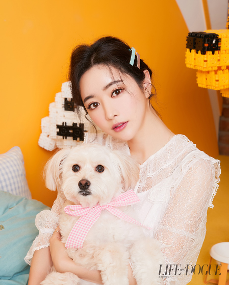 洪秀儿最新画报公开展现自然可爱魅力