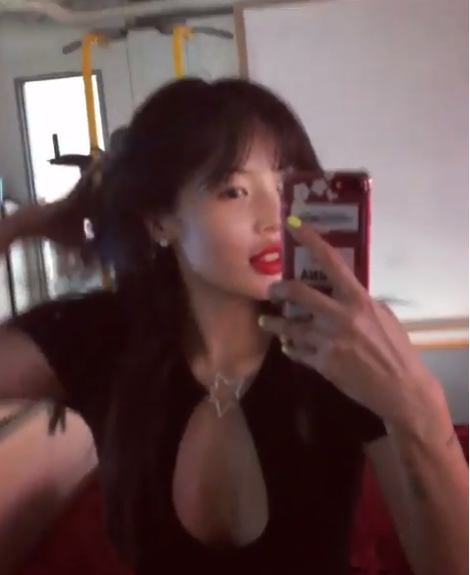 泫雅大展性感魅力床上叉腿自拍秀美胸