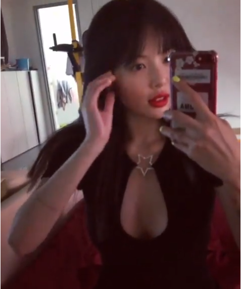 泫雅大展性感魅力床上叉腿自拍秀美胸