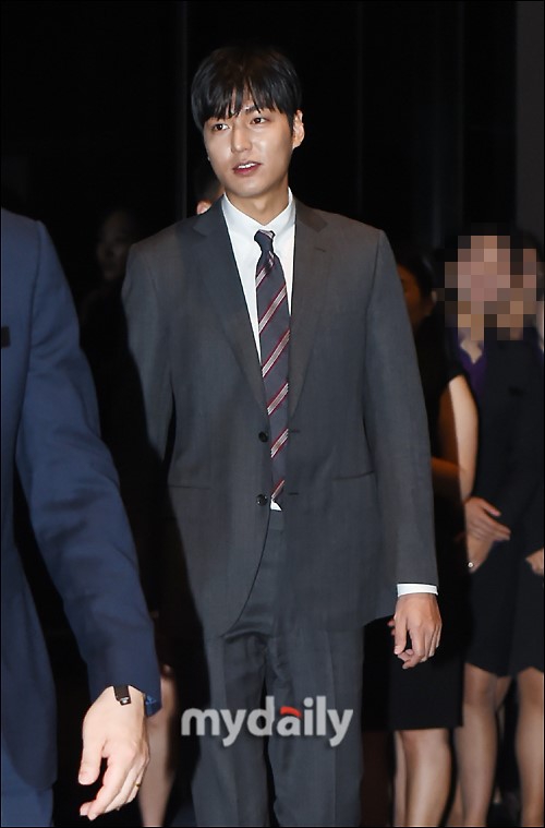 李敏镐出席首尔2019世界韩文教育者大会西装范气质十足