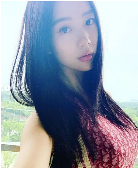 Clara晒性感泳装照展示性感火辣的身材