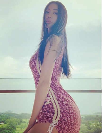 Clara晒性感泳装照展示性感火辣的身材