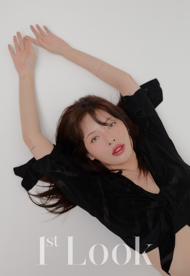 泫雅杂志写真完美还原90年代人气女歌手造型