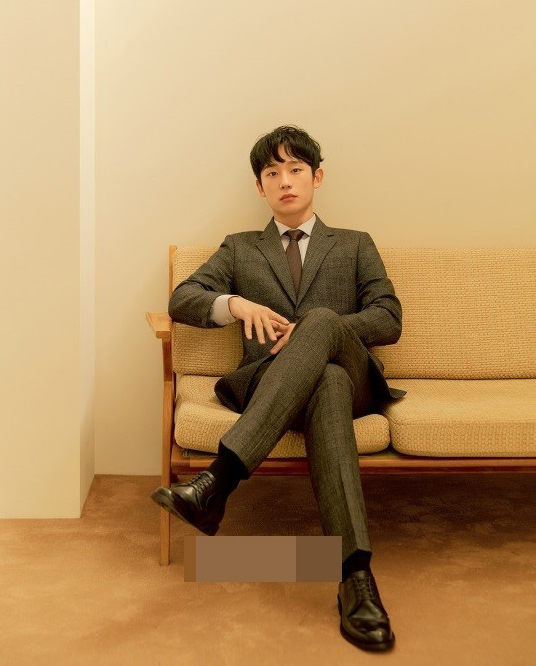丁海寅秋冬品牌宣传照披羽绒服笑容温暖