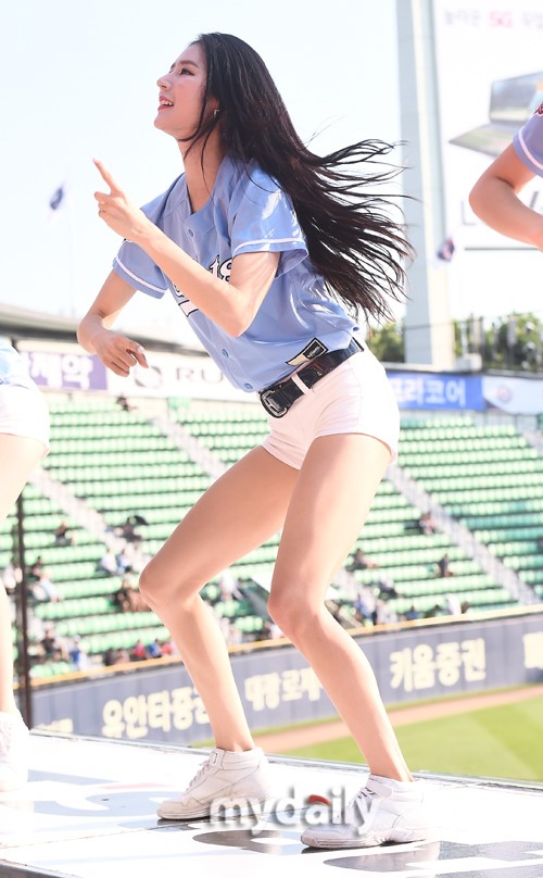 性感啦啦队女郎热舞助阵首尔职业棒球比赛