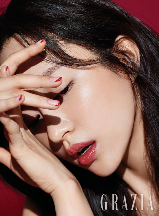EXID成员HANI美妆照公开深V展熟女魅力烈焰红唇