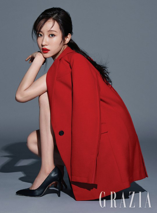 EXID成员HANI美妆照公开深V展熟女魅力烈焰红唇